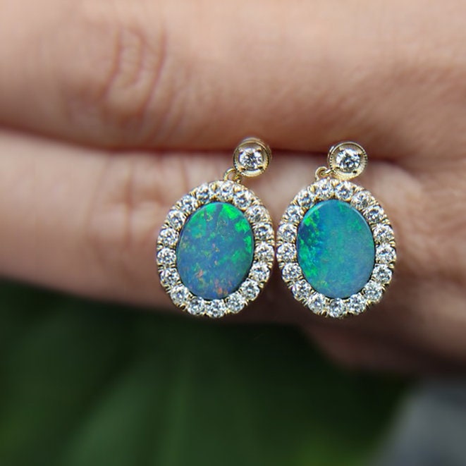 Opal and diamonds earrings